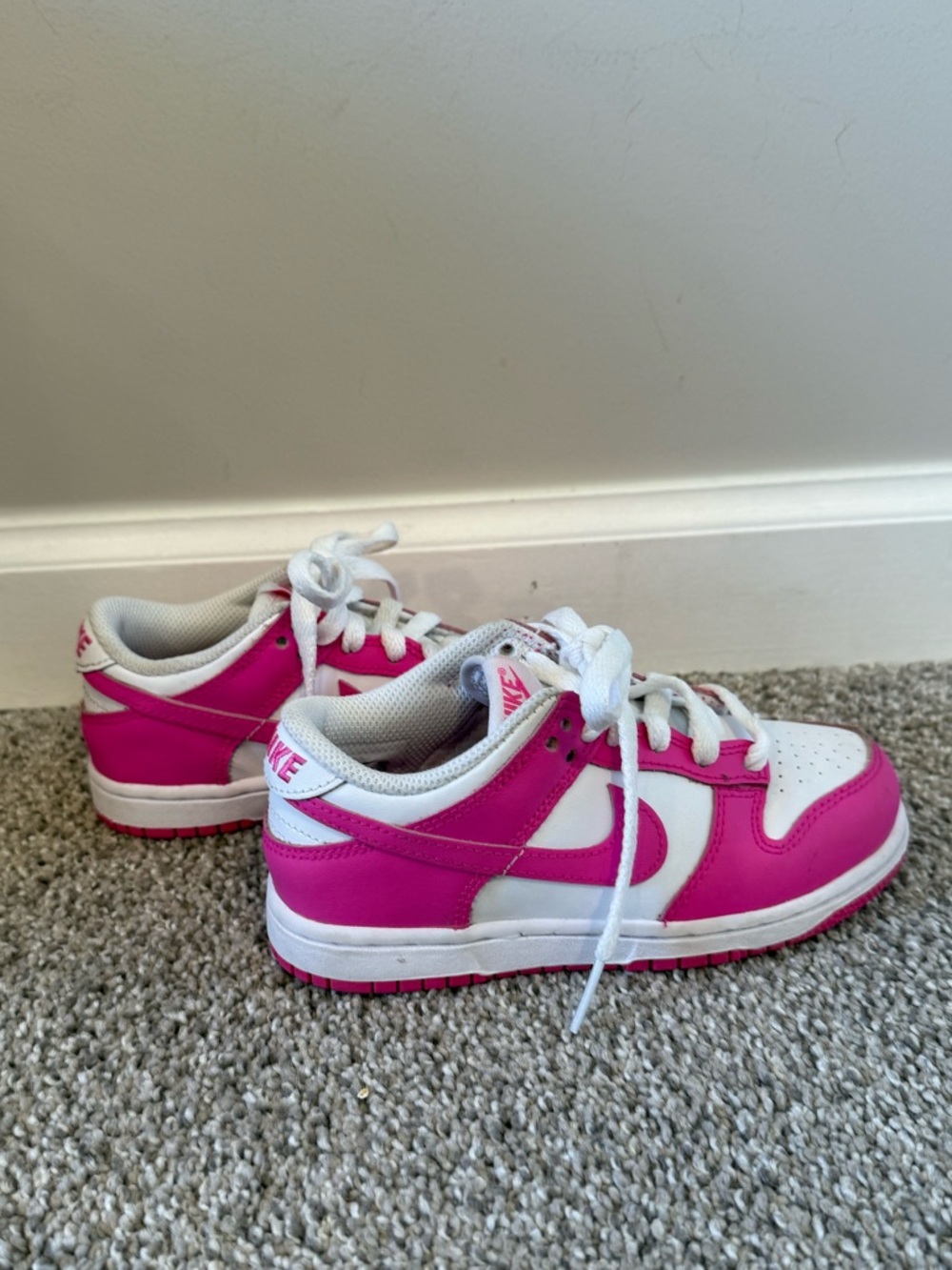 Nike Kids Low-Top Sneakers in White & Hot Pink